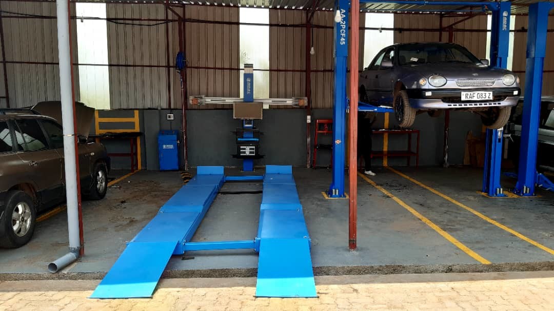 最新の会社の事例について 車の上昇は、上昇、直線機械、ルワンダで取付けられているsprayboothを切る